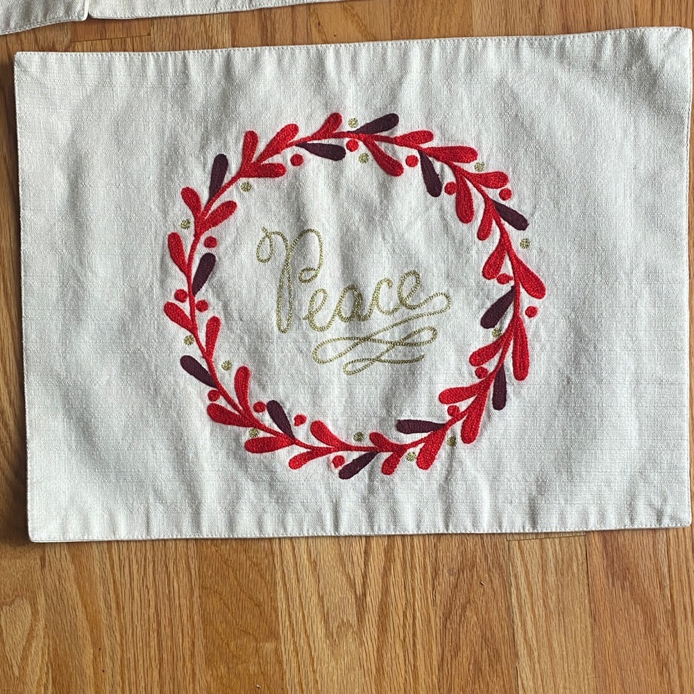4 Festive Peace Placemats with Red and Gold Wreath